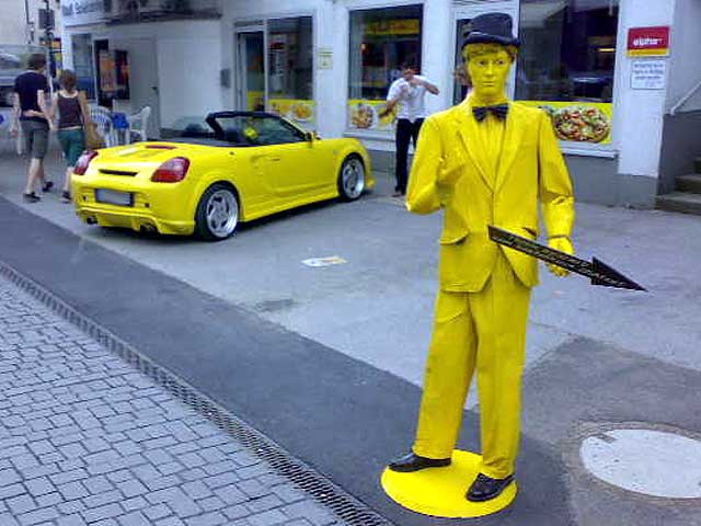 Gelbes Auto - Gelber Mann