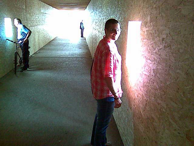 Anja im Tunnel