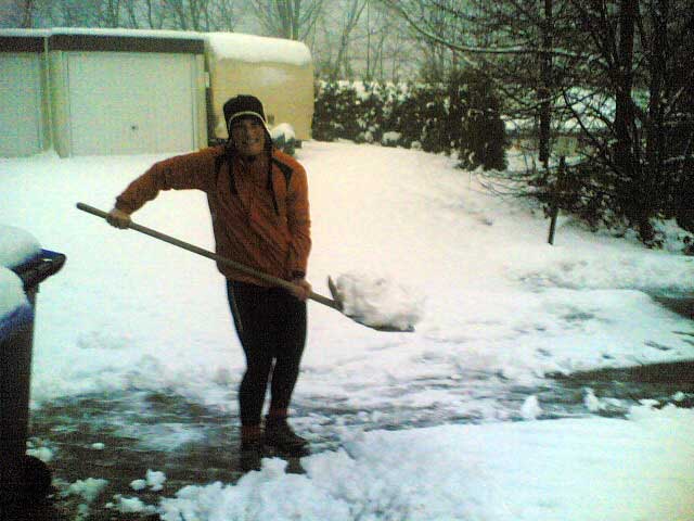 Anja beim Schneeschippen