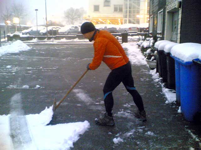 Lutz beim Schneeschippen