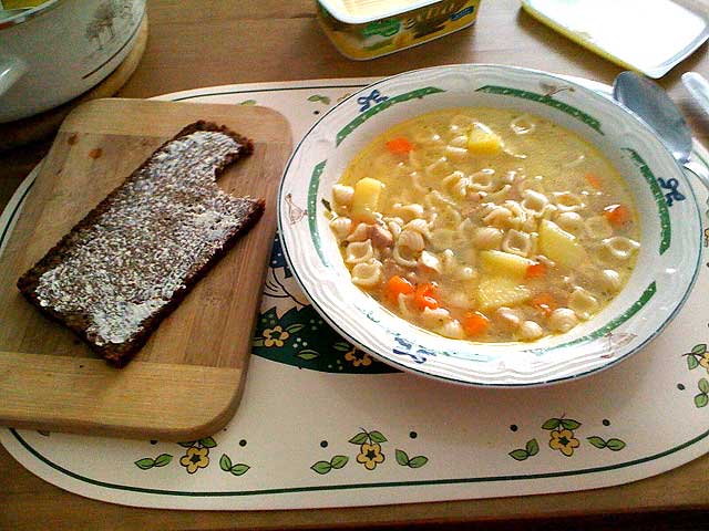 Hühnersuppe mit Butterbrot
