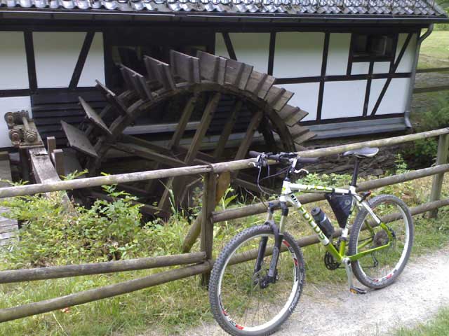 Bike vor einem Wasserrad