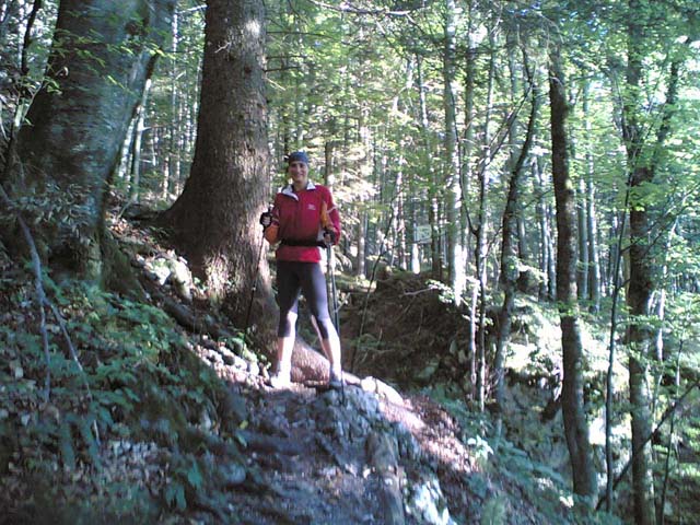 Anja beim Walken im Wald
